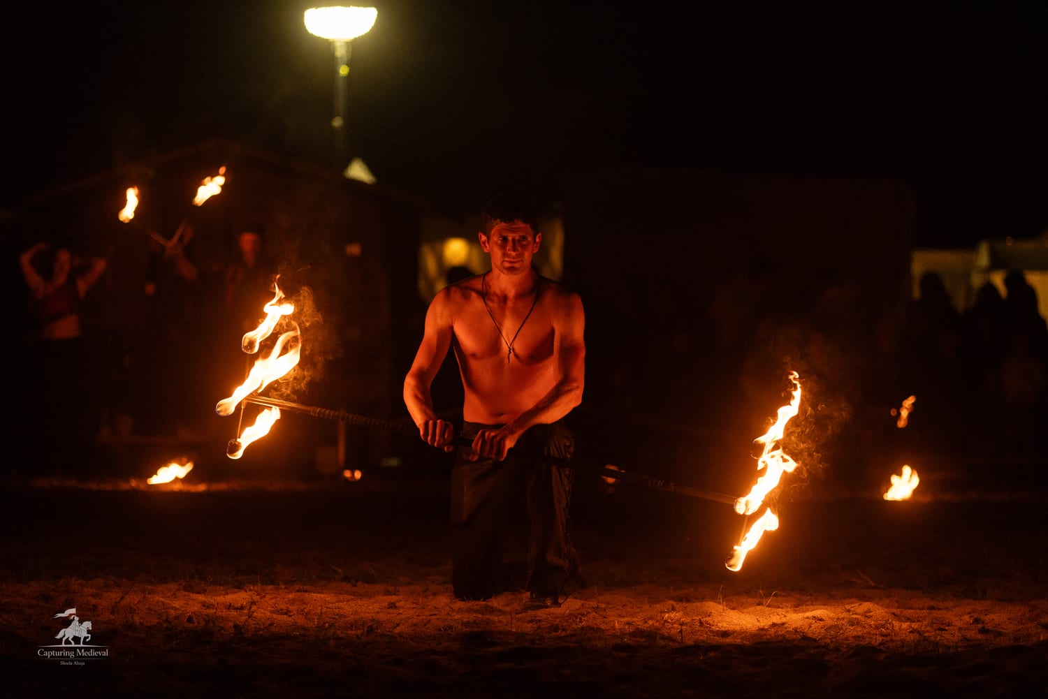 Feuerkünstler mit brennendem Doppelstab vor Publikum beim Riffelhof-Spektakulum in Burgrieden, September 2026