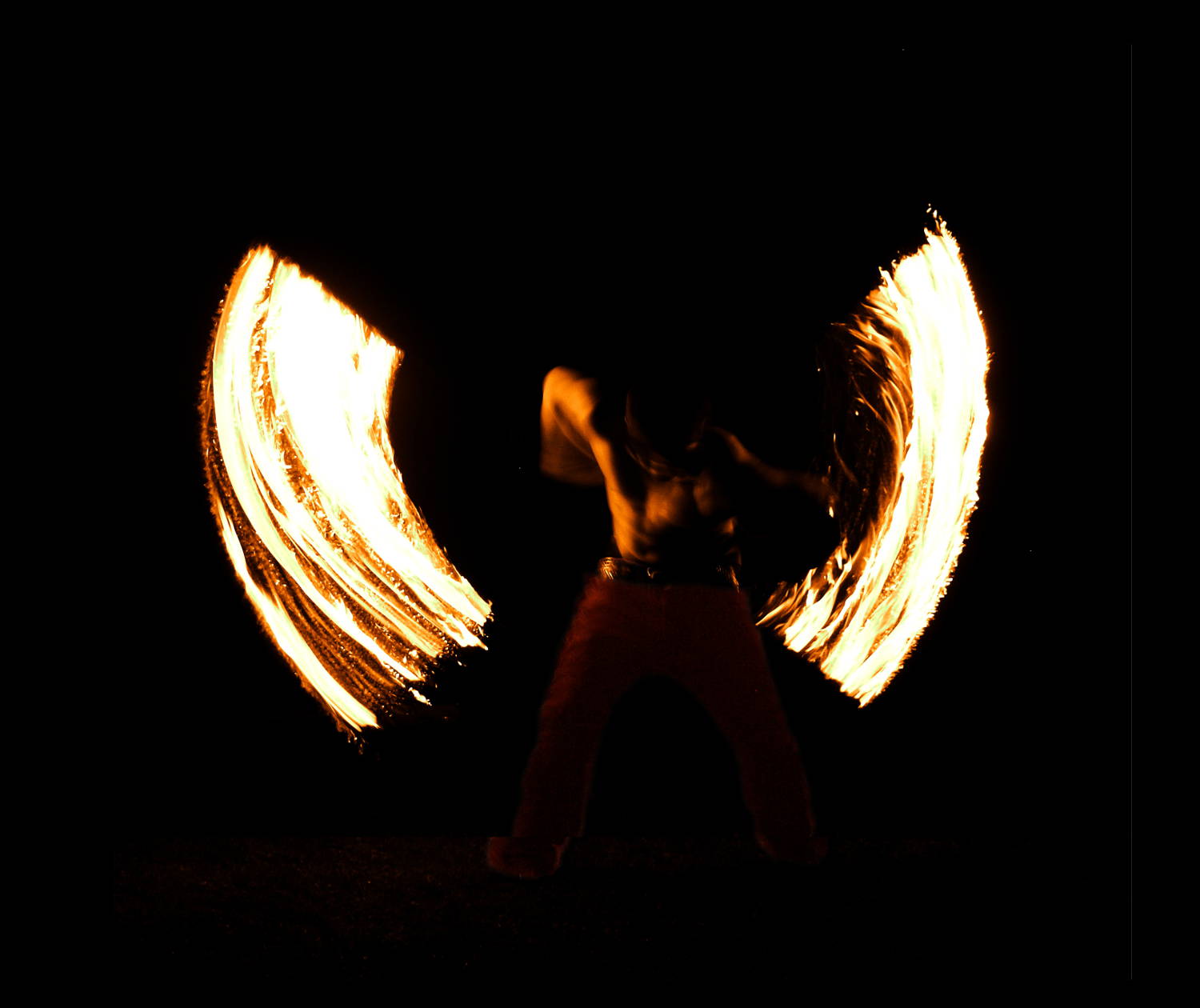 Gala-Feuershow – Feuerstab-Choreografie bei Nacht