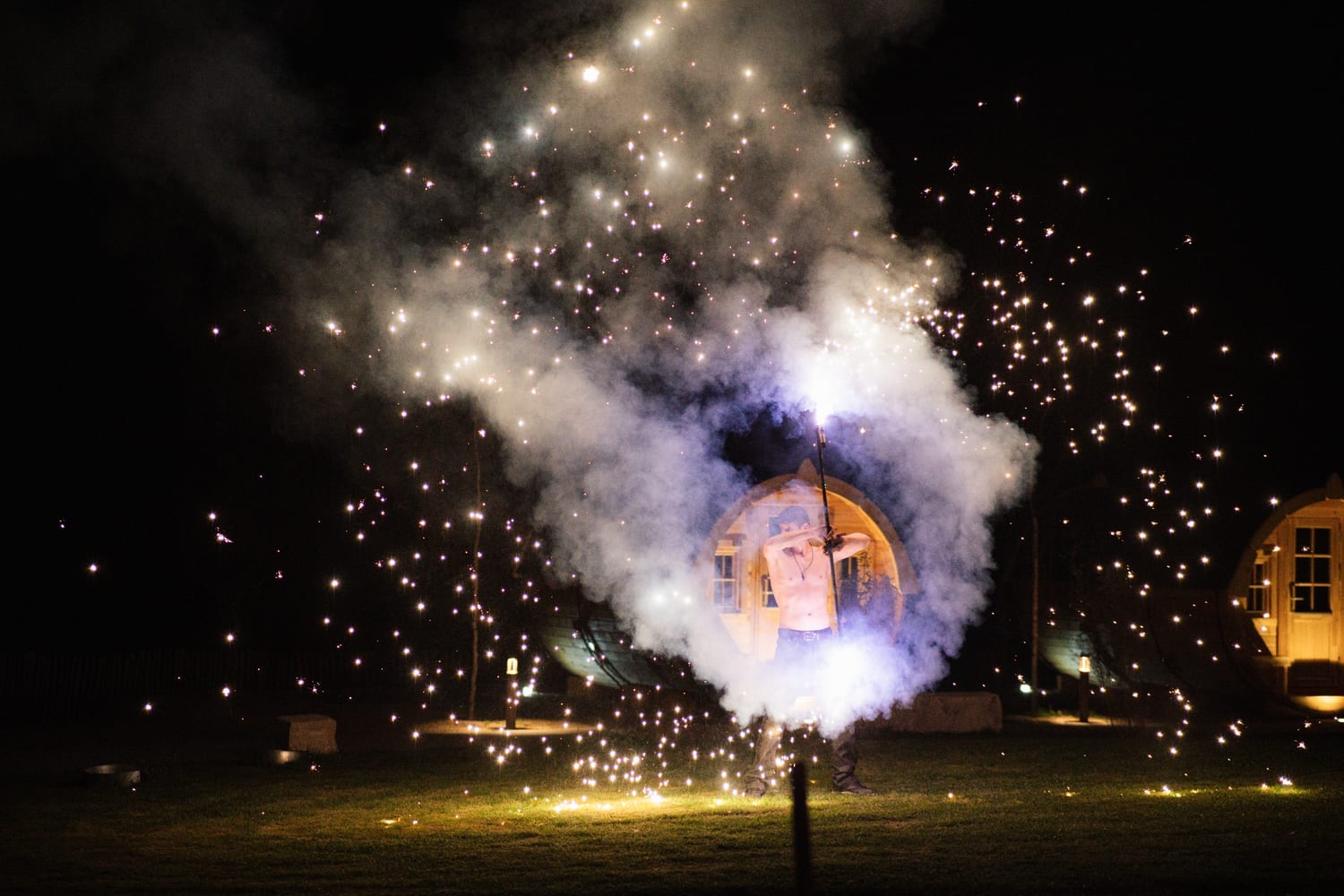 Feuerfunken-Fontäne vor Event-Location bei Nacht