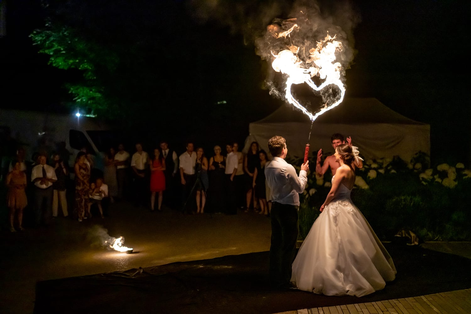 Brautpaar unter einem brennenden Herz bei der Hochzeitsfeuershow